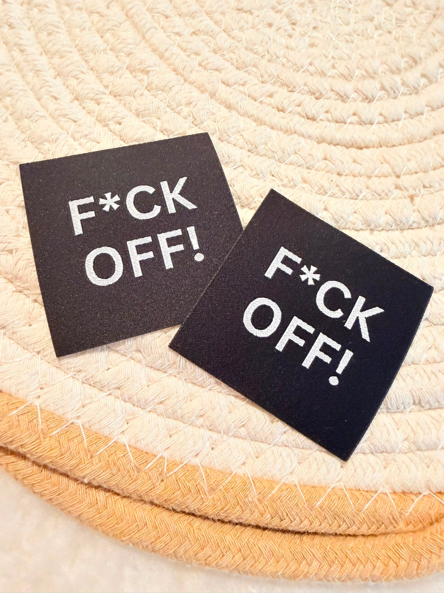 tolles XXL Weblabel zum Aufbügeln mit dem Spruch F*CK OFF! in Schwarz