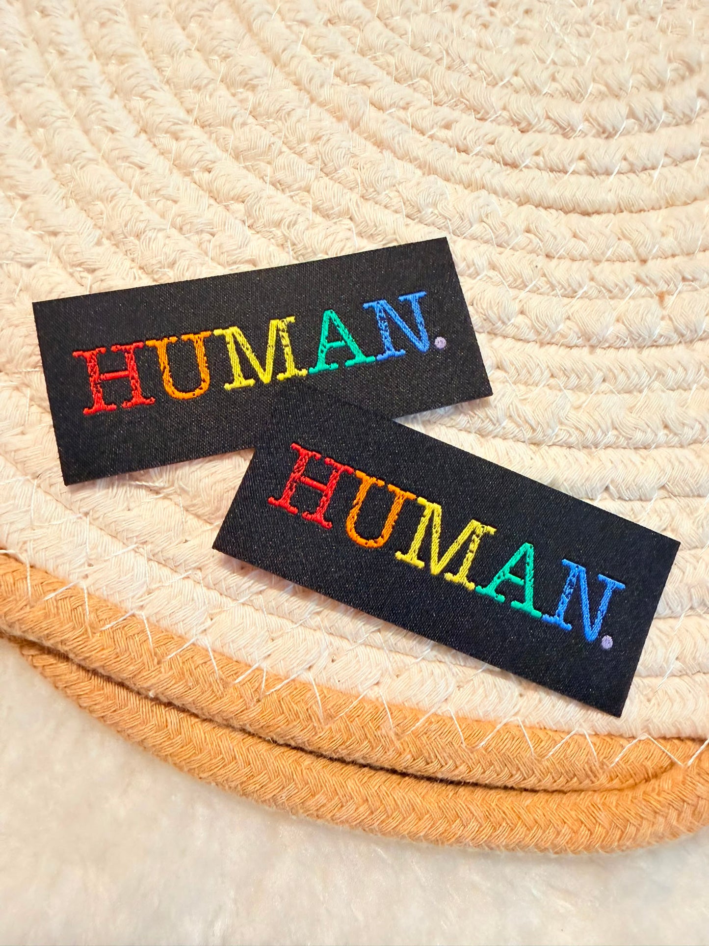 tolles Weblabel zum Aufbügeln mit dem Spruch Human in Regenbogen Farben