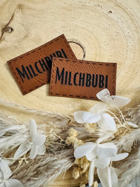 superweiches braunes Kunstlederlabel mit dem Spruch MILCHBUBI
