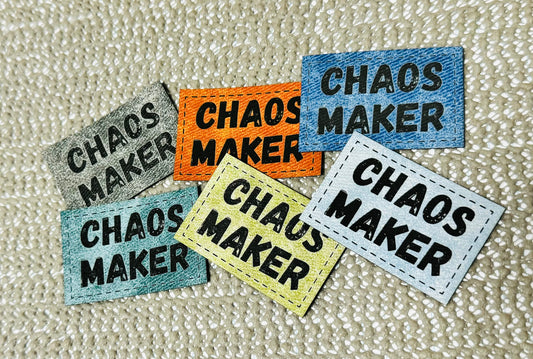 Kunstlederlabel in Denim Optik mit dem Spruch Chaos Maker in 6 Farben