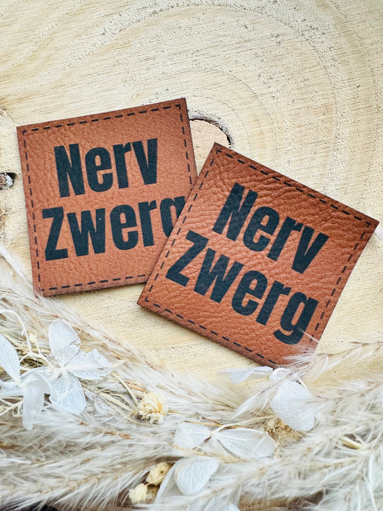 superweiches braunes Kunstlederlabel mit dem Spruch Nerv Zwerg