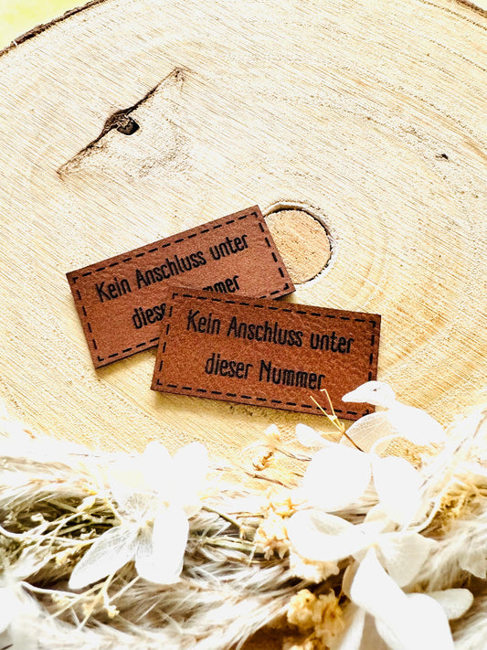 superweiches braunes Kunstlederlabel mit dem Spruch Kein Anschluss unter dieser Nummer