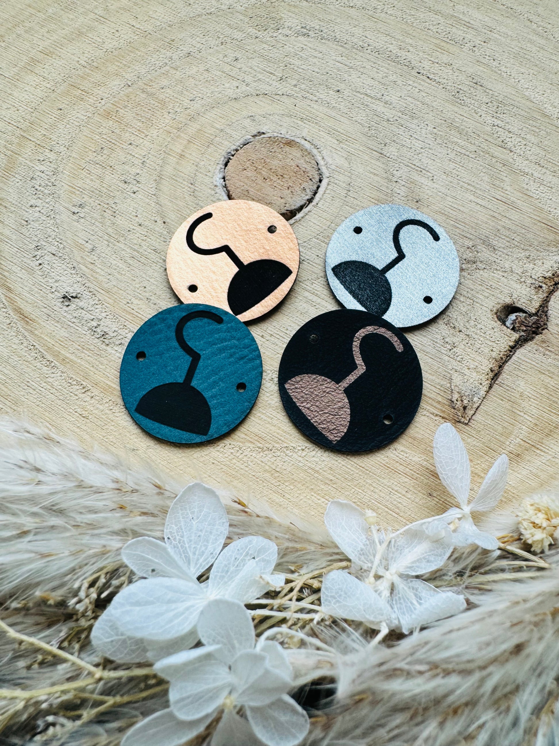 runde Label in Metallic Optik in 4 Farben mit einem haken Symbol