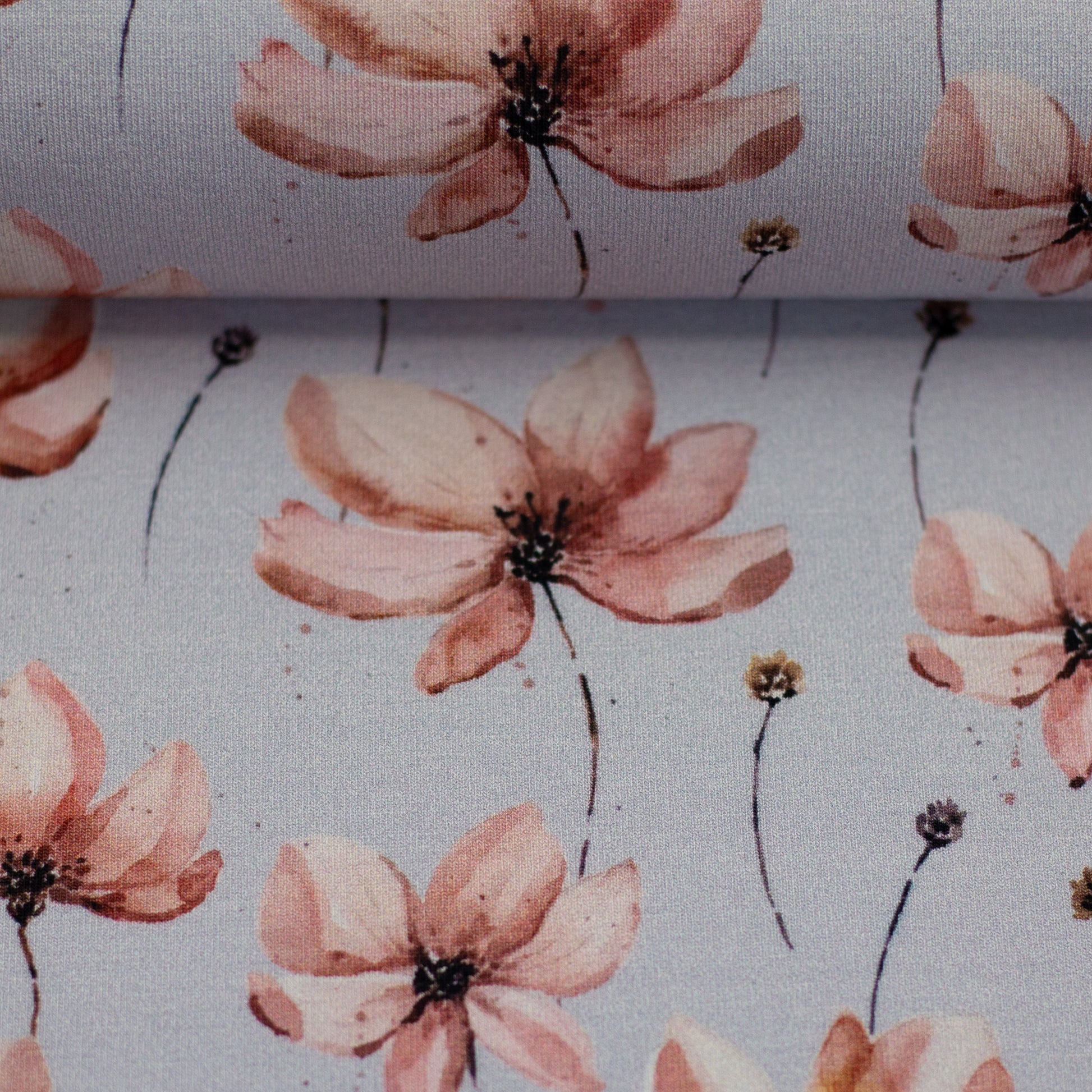 wunderschöner Stoff Jersey mit rosa Blumen Motiven auf hellem Hintergrund