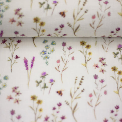 schöner Musselin Stoff mit einem Wild Blumen Muster in hellen Aquarellfarben