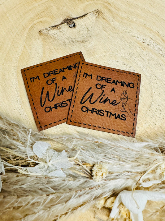 braunes christmas kunstlederlabel mit dem spruch im dreaming of a wine christmas