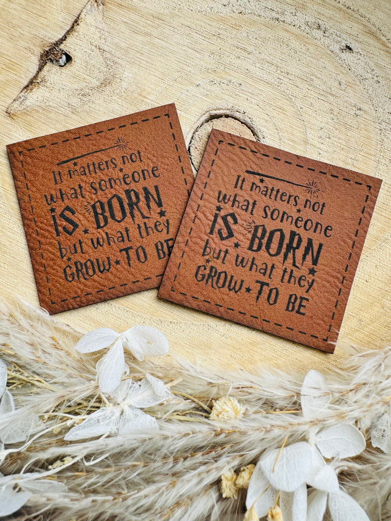 `superweiches braunes Pu-Label mit dem Spruch It matters not what someone is born but what they grow to be
