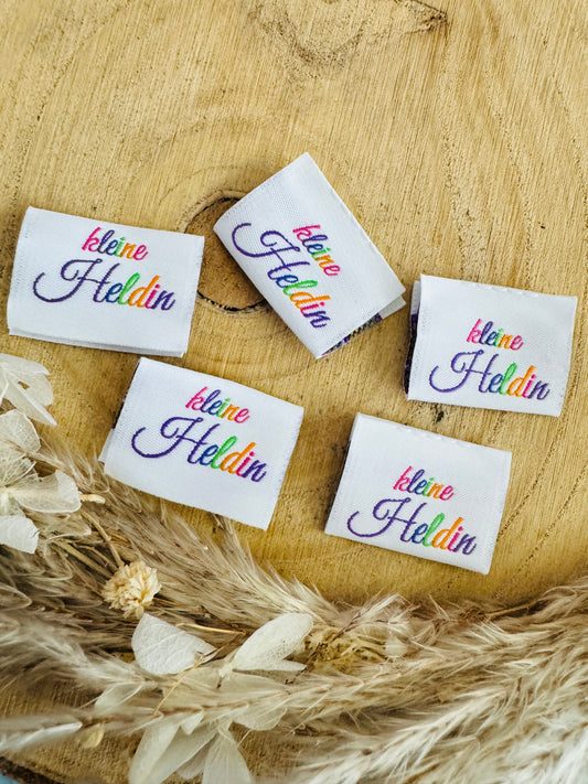 weisses Weblabel mit Spruch kleine Heldin in bunter Schrift
