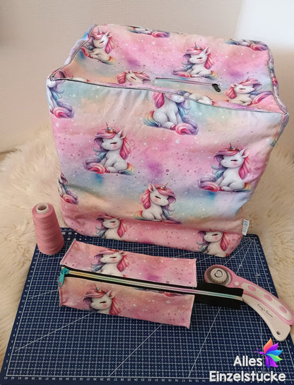 Stoff Einhorn sitzend