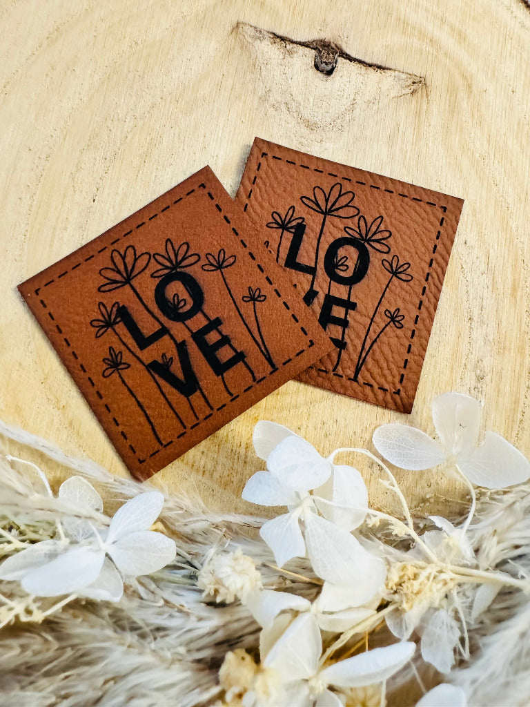 superweiches braunes PU-Label mit dem ort LOVE und gezeichneten Blumen