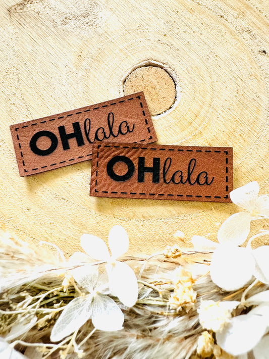 superweiches braunes PU-Label mit dem Spruch OHlala in schwarzer Schrift
