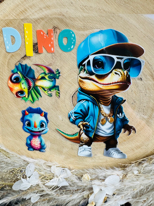 UV-Sticker Set mit 2 lustigen Dinos und inem kleinen Drachen mit dem Spruch Dino in bunten Farben