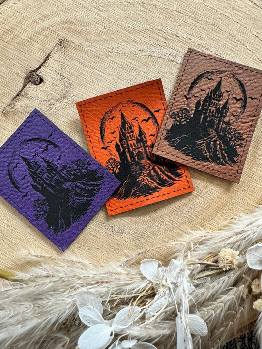 weiche Kunstleder Label in drei Farben mit einem mystischen Schloss abgebildet