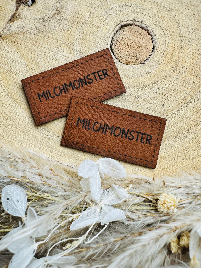 superweiches braunes kunstlederlabel mit dem Spruch Milchmonster in schwarzen Buchstaben