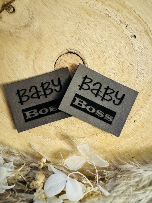 graues Kunstlederlabel mit dem Spruch Baby Boss