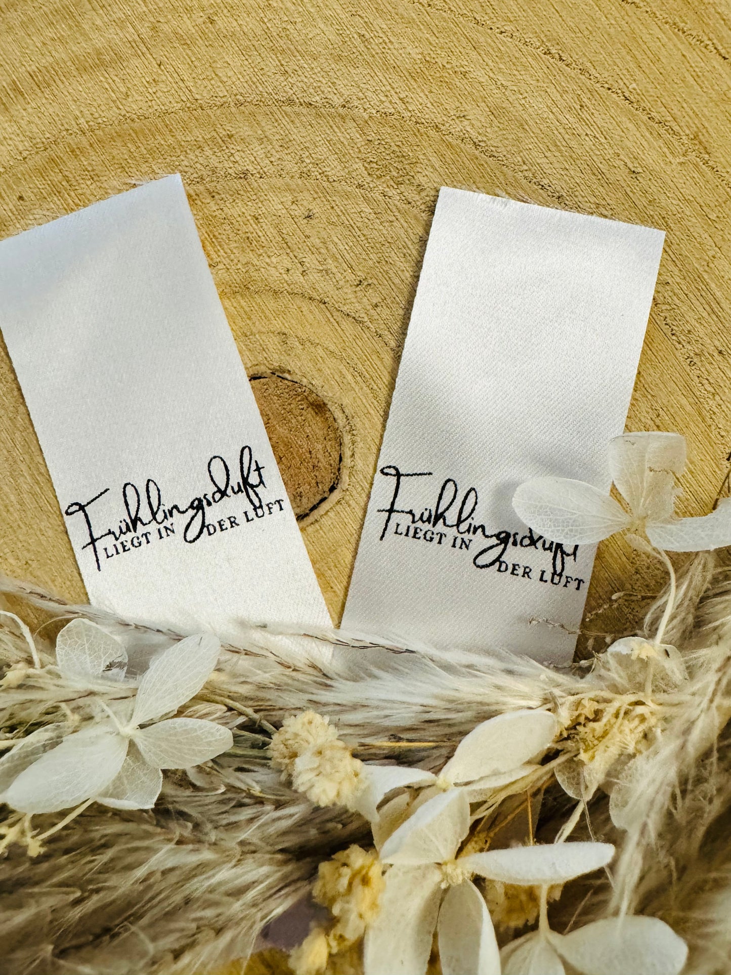 weisses Satin Label mit dem Spruch Frühlingsduft liegt in der Luft
