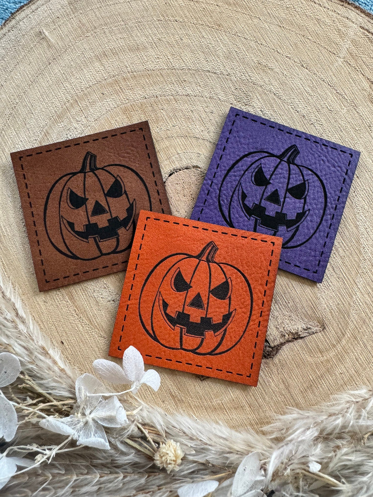 superweiches Kunstlederlabel in drei Farben mit einem abgebildeten Halloween Kürbis 
