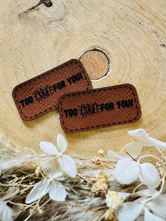superweiches braunes Kunstlederlabel mit dem Spruch Too Cool for You Ausrufezeichen