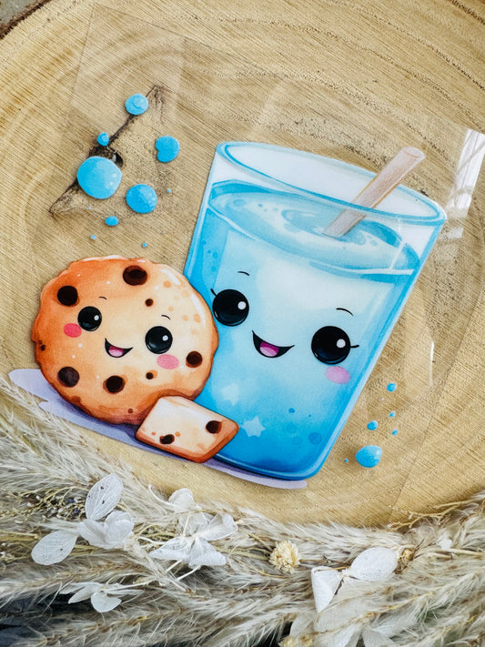 UV-Sticker mit einem braunen Cookie und einem blauen Glas Milch mit lachenden gesichtern