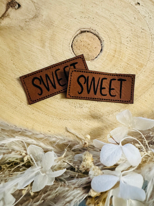 braunes Kunstlederlabel mit dem Wort SWEET