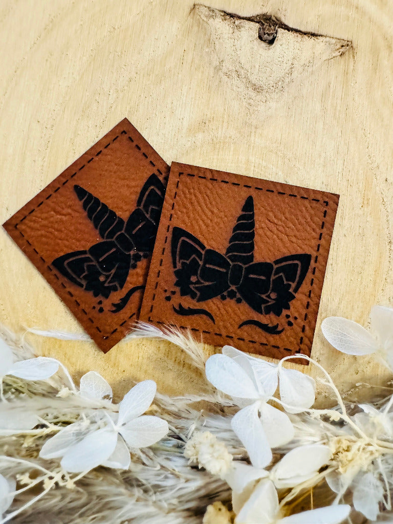 superweiches braunes Kunstlederlabel mit einem Einhorn Gesicht