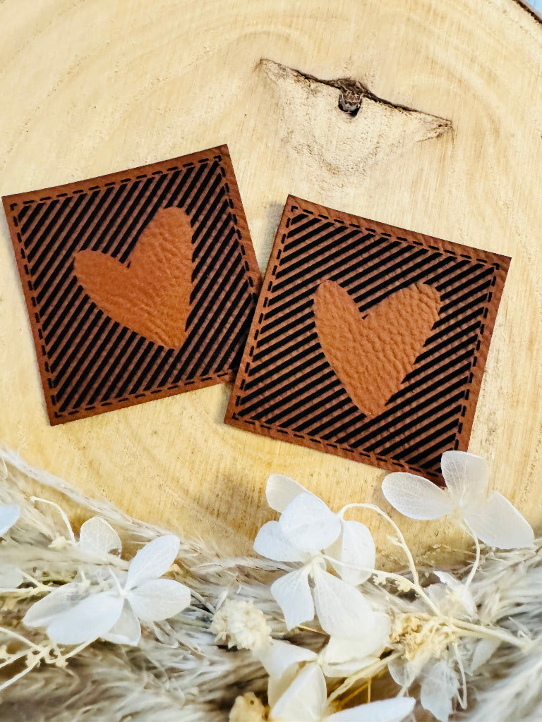 superweiches braunes PU-Label mit einem Herzen auf gestreiften Hintergrund