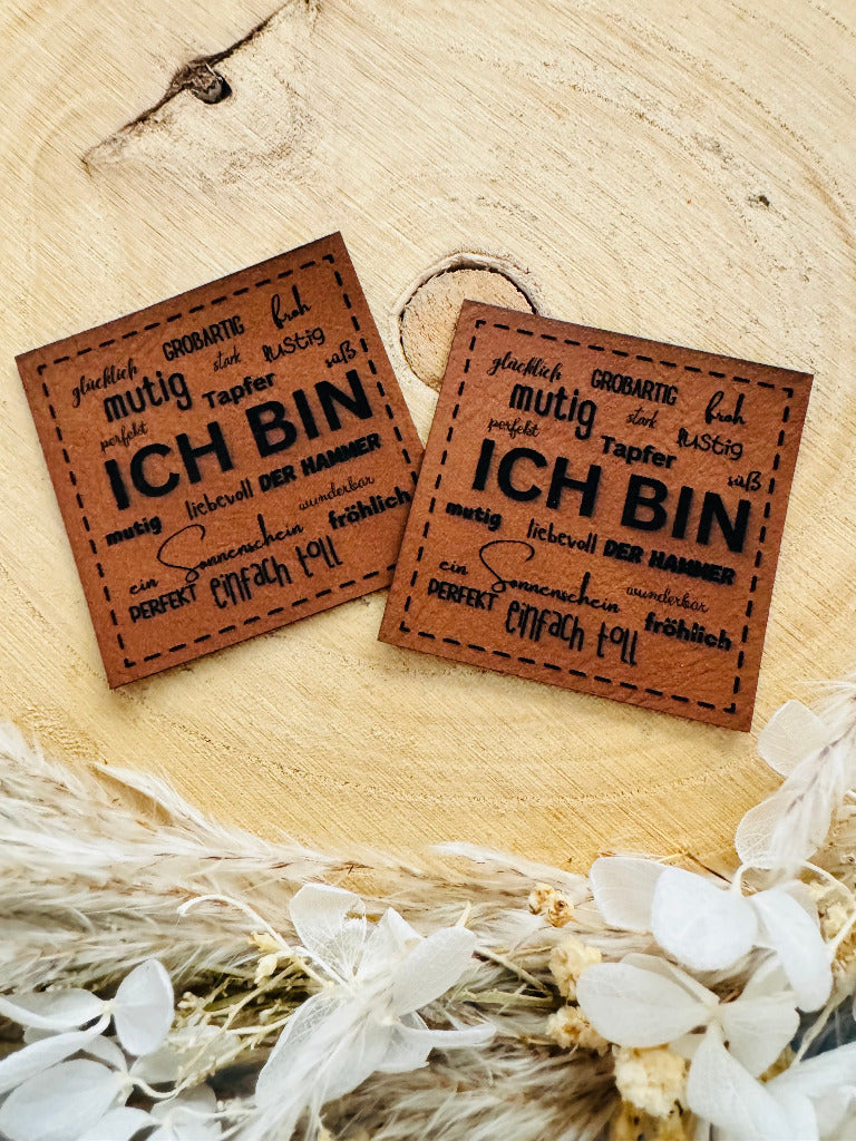superweiches braunes Kunstlederlabel mit den Sprüchen Ich bin und weiteren Attributen zum Beispiel mutig tapfer einfach toll lustig süß und so weiter