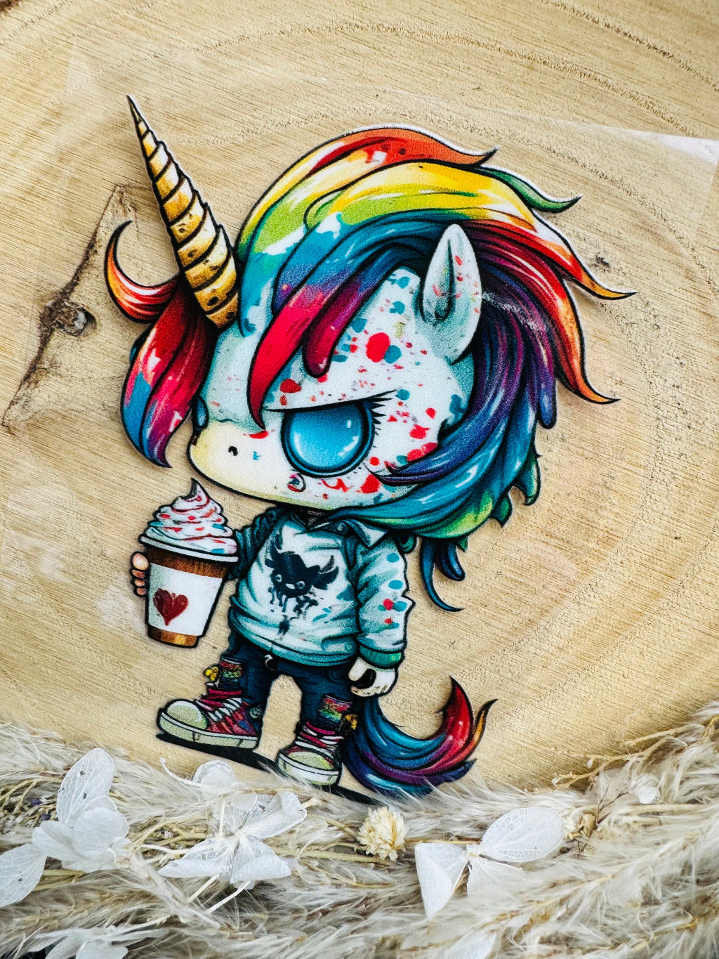 UV-Sticker mit einem kleinen coolen Einhorn mit einem Cupcake in der hand in Farbe bunt aquarell