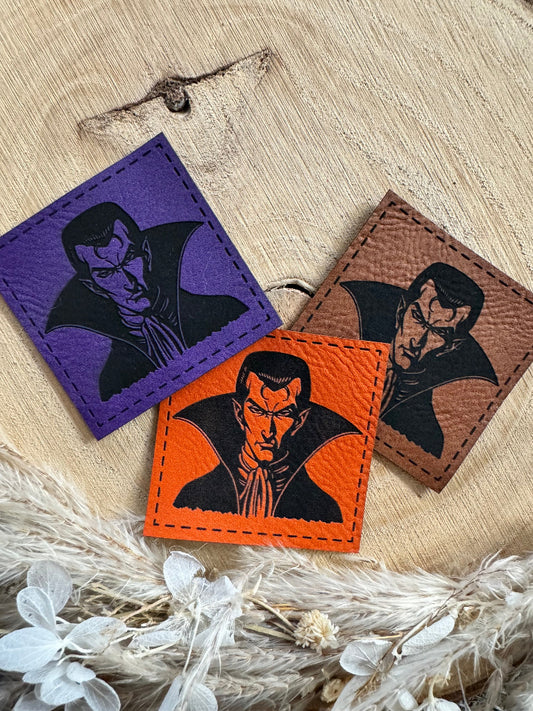 tolle Halloween Kunstleder Label in drei Farben mit dem Dracula konterfei