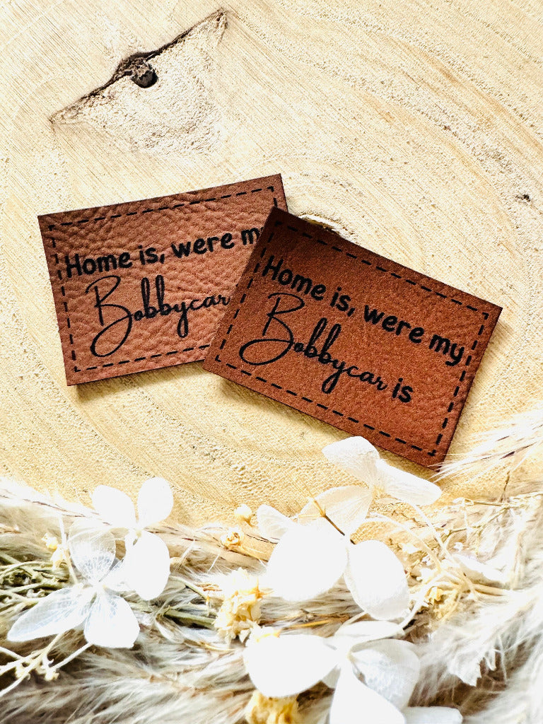 Superweiches braunes Kunstlederlabel mit dem Spruch Home is Komma were my Bobbycar is