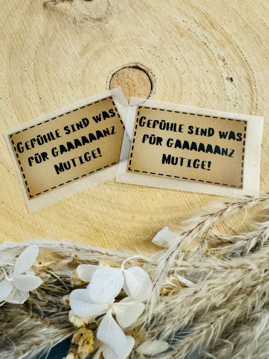 braunes Bügellabel Etikett mit dem Spruch Gefühle sind was für Gaaaaanz Mutige !
