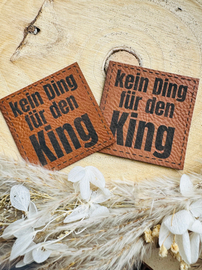 superweiches braunes Kunstlederlabel mit dem Spruch kein Ding für den King