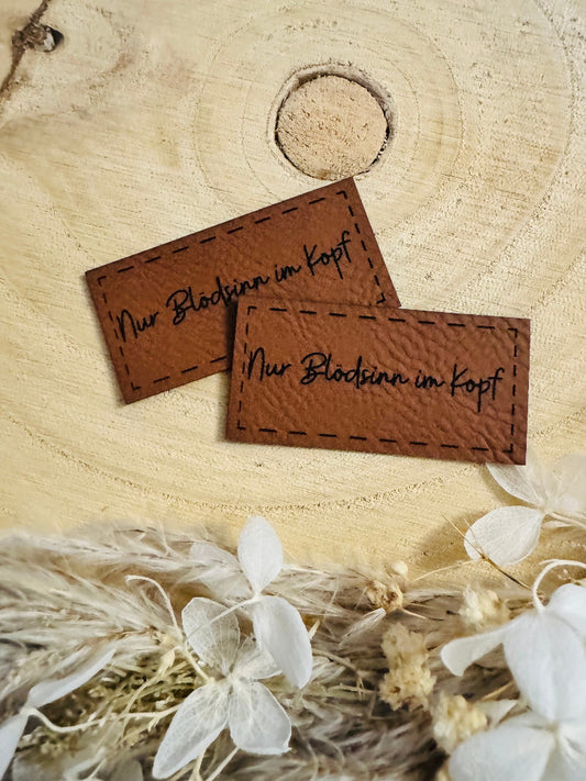 superweiches braunes Kunstlederlabel mit dem Spruch Nur Blödsinn im Kopf