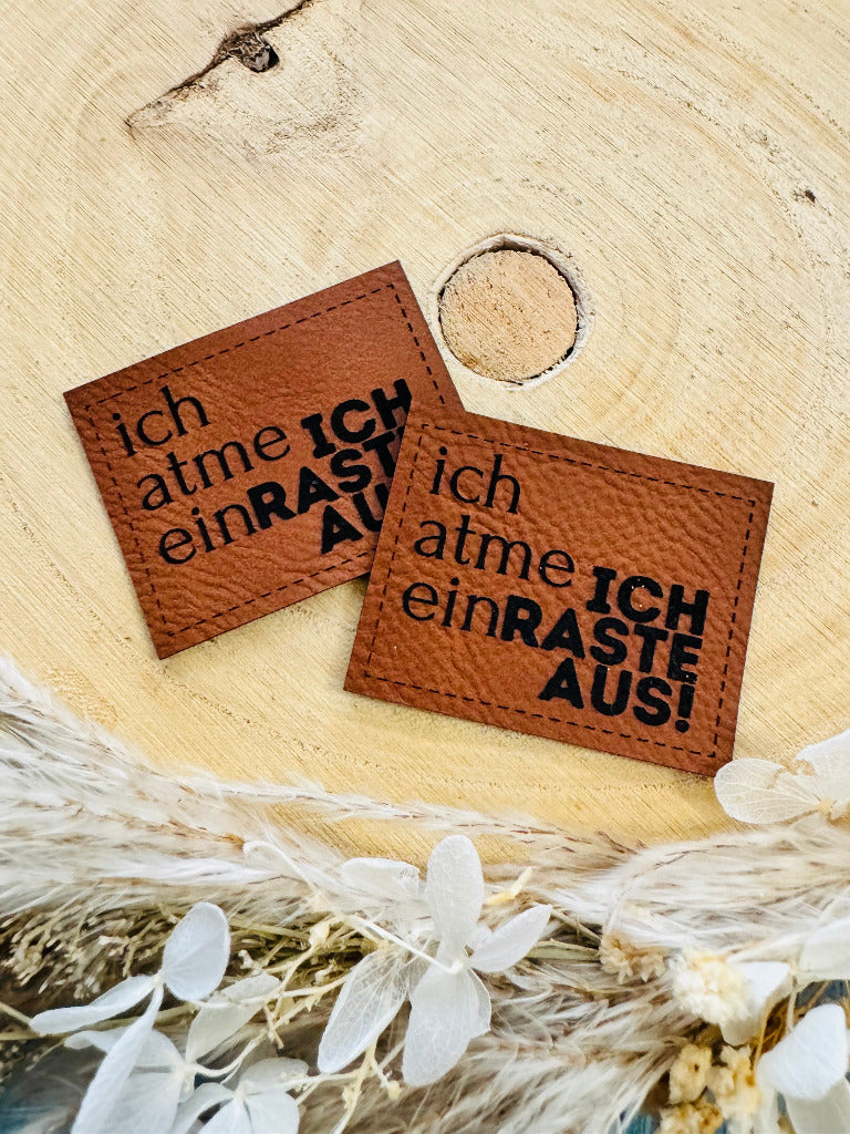 superweiches braunes Kunstlederlabel mit dem Spruch Ich atme ein Ich raste aus Ausrufezeichen
