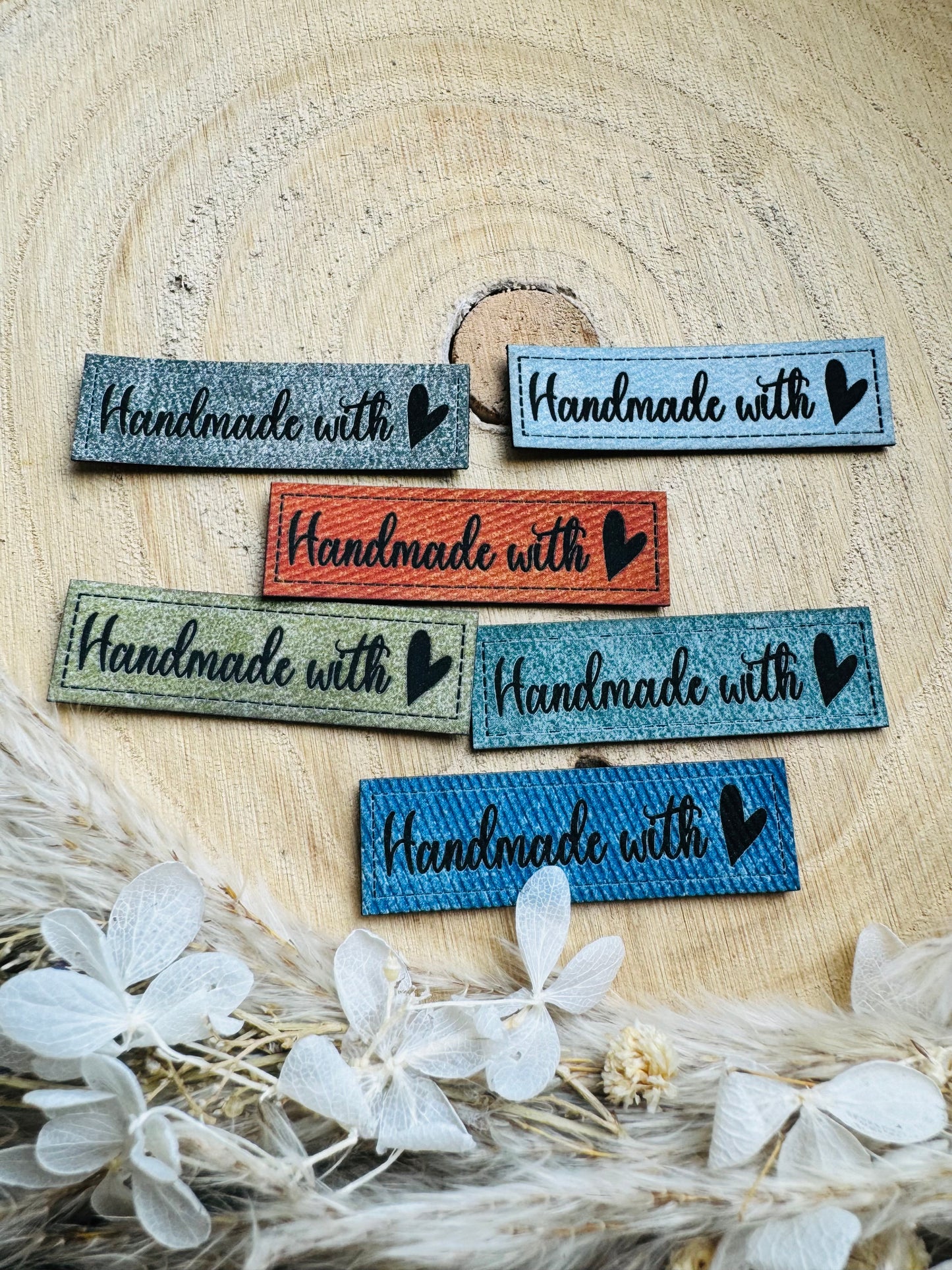 Label in Denim Optik in 6 Farben mit Spruch Handmade with und einem herzchen