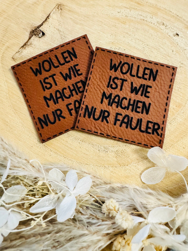 superweiches braunes Kunstlederlabel mit dem Spruch Wollen ist wie machen nur Fauler