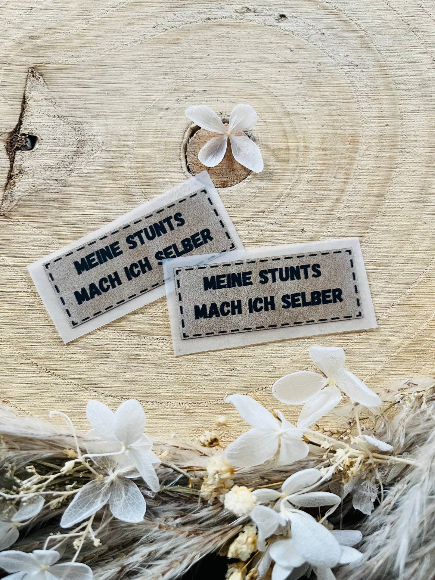 hellgraues Bügellabel mit dem Spruch Meine Stunts mach ich selber