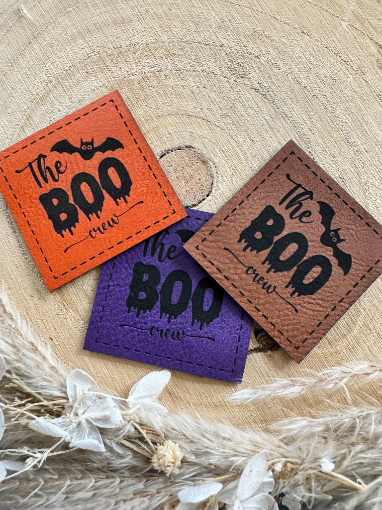 tolle kunstleder Labels in drei Farben mit dem Spruch The BOO crew und einer Fledermaus