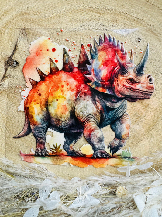 UV-Sticker mit einem bunten schreitenden Dinosaurier in rötlichen Aquarellfarben