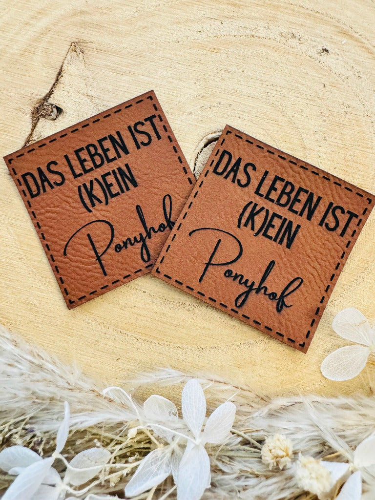 superweiches braunes Label mit Spruch Das Leben ist kein Ponyhof
