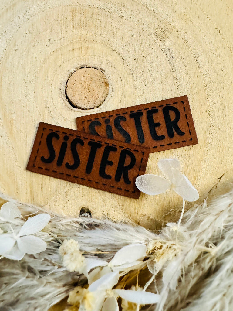superweiches braunes Kunstlederlabel mit dem Wort SISTER