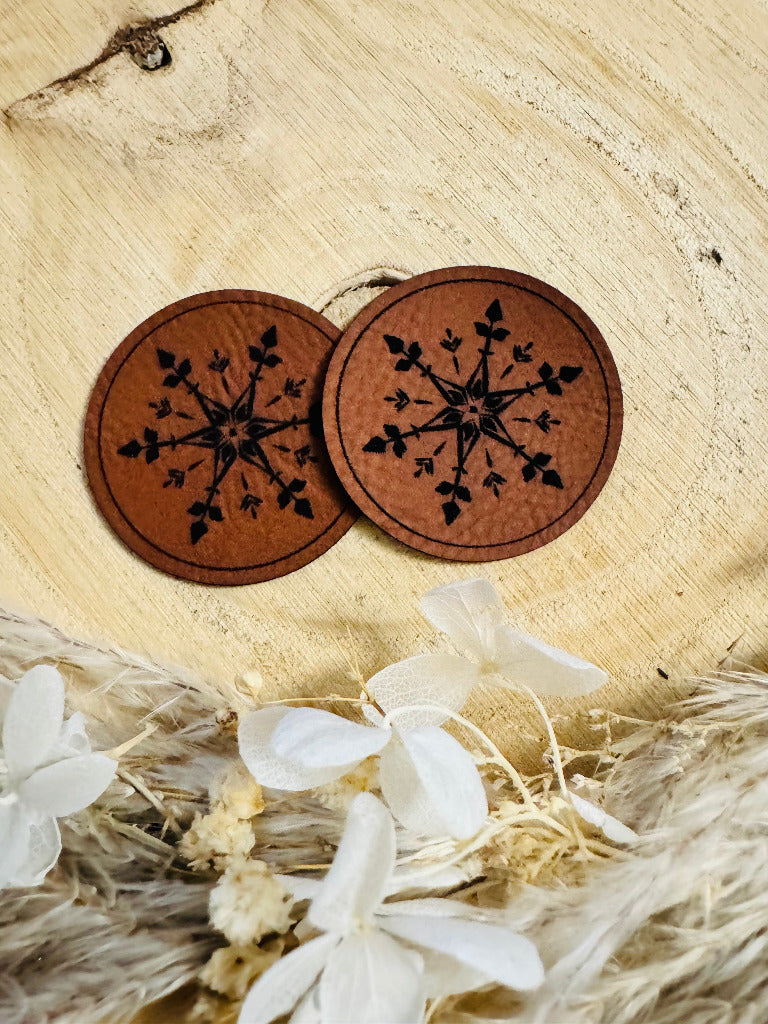 superweiches braunes rundes Kunstlederlabel mit einer Schneeflocke abgebildet