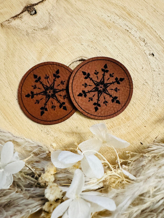 superweiches braunes rundes Kunstlederlabel mit einer Schneeflocke abgebildet