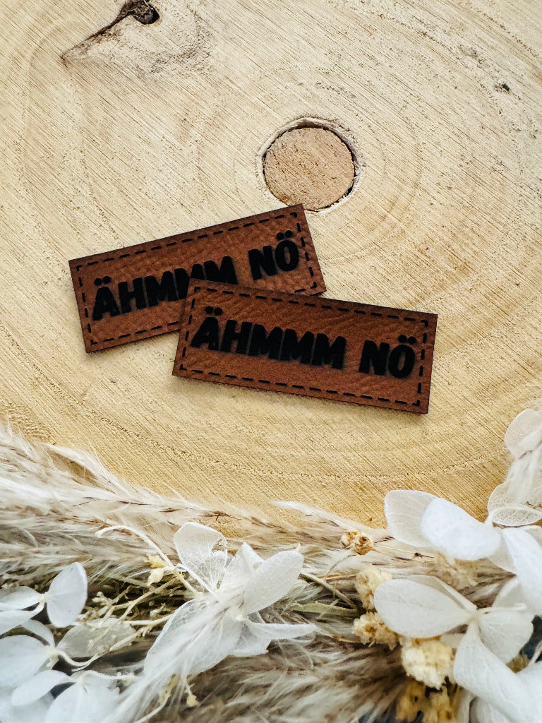 superweiches braunes Kunstlederlabel mit dem Spruch Ähmmm Nö