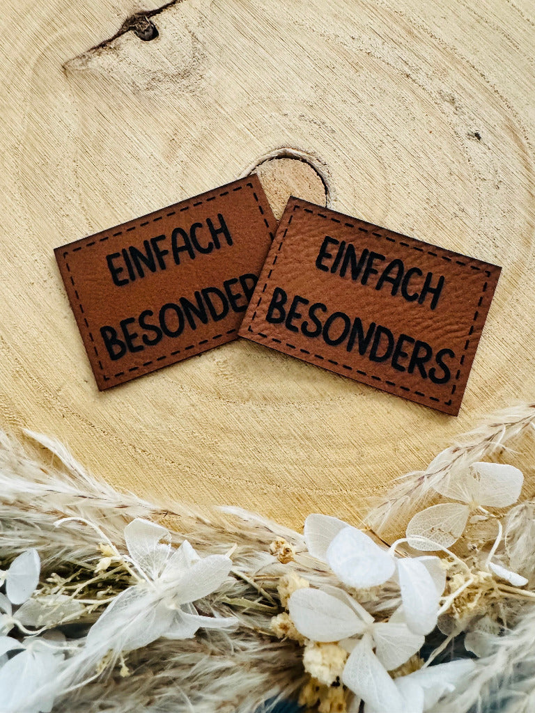 superweiches braunes Kunstlederlabel mit dem Spruch Einfach Besonders