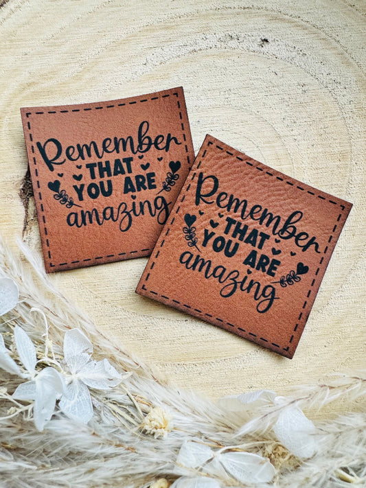 superweiches braunes Kunstlederlabel mit dem Spruch Remember that you are amazing in schwarzer Schrift