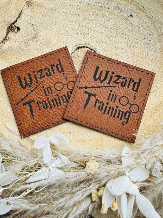 braunes Kunstlederlabel mit dem Spruch Wizard in training 