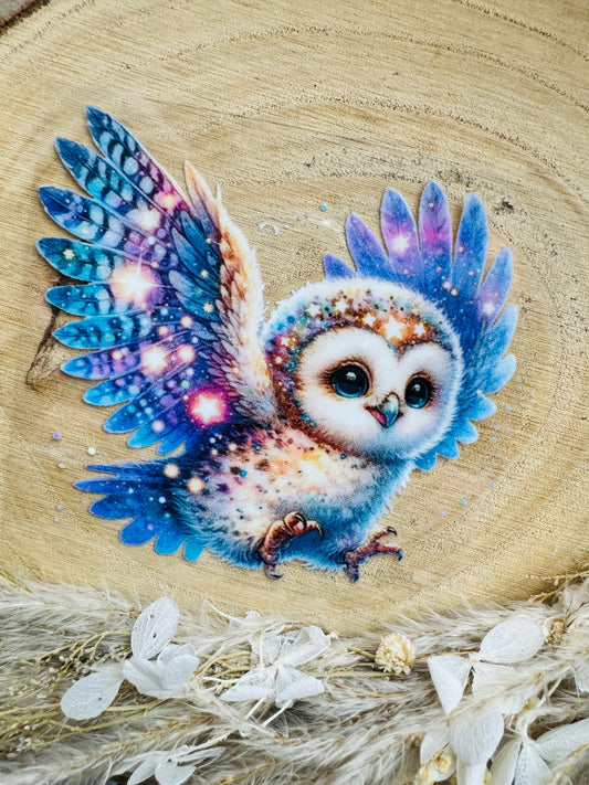 UV-Sticker mit einer kleinen fliegenden glitzernden blauen Eule