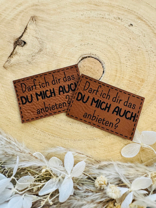 superweiches braunes Kunstlederlabel mit dem Spruch Darf ich dir das Du mich  auch anbieten Fragezeichen