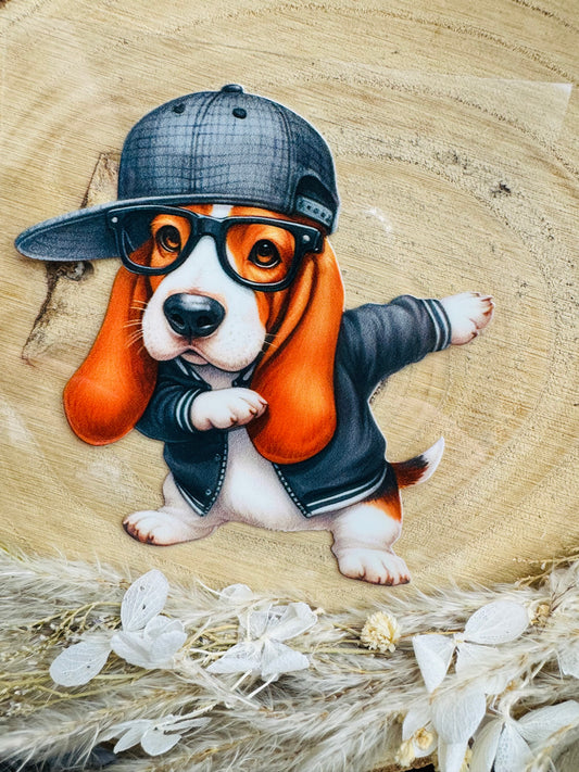 UV-Sticker mit einem kleinen coolen Hundewelpen mit langen Ohren Sonnenbrille und Käppi